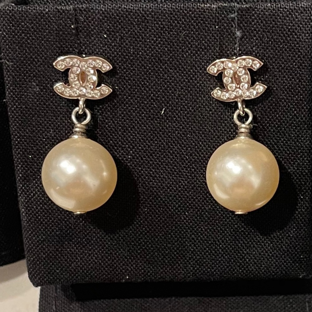COPY - Chanel classic strass earrings. Silver hardware.